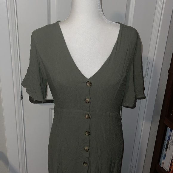 beautiful olive green maxi dress button down. - Picture 3 of 8